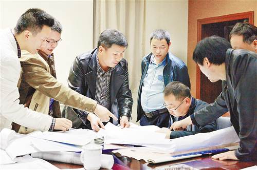 在煤礦全面安全體檢中，監(jiān)察人員檢查煤礦安全生產(chǎn)資料