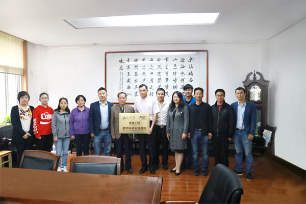 我司董事長馮光福和地測學(xué)院黨委書記杜福元共同為科研實(shí)踐基地揭牌（一）